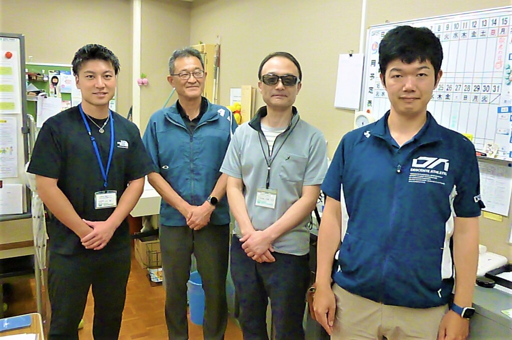 訓練士の皆さん。穏やかな笑顔。