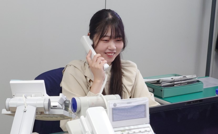 成年後見推進センター職員の電話対応の様子(2人目)