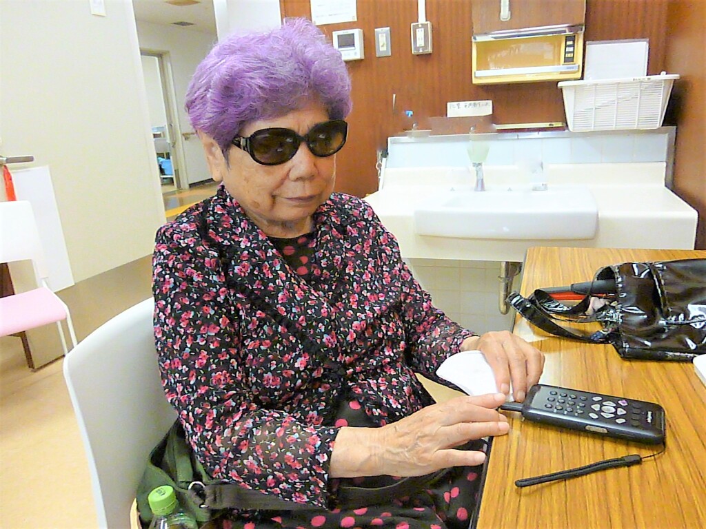 
センスプレイヤーの操作訓練をしている森山さん。花柄のブラウスが素敵。