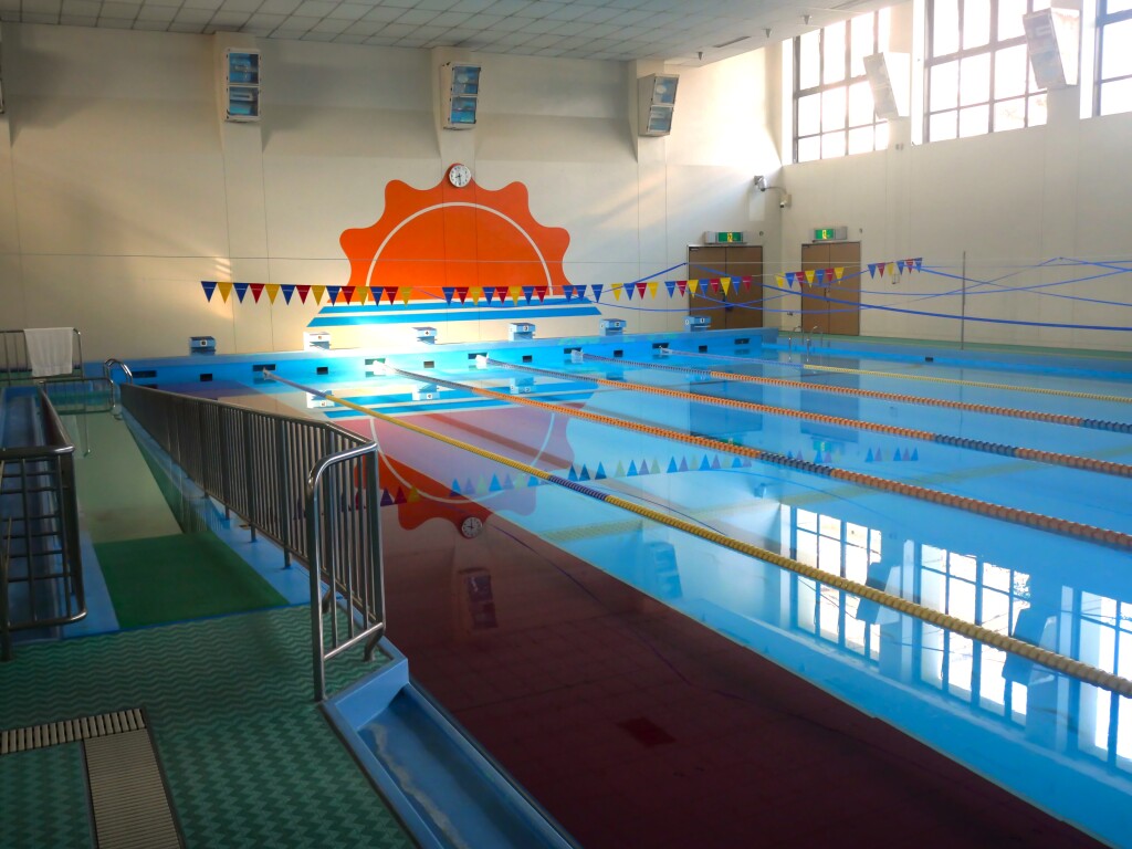 身体が不自由な方も入水しやすいスロープ付きプール