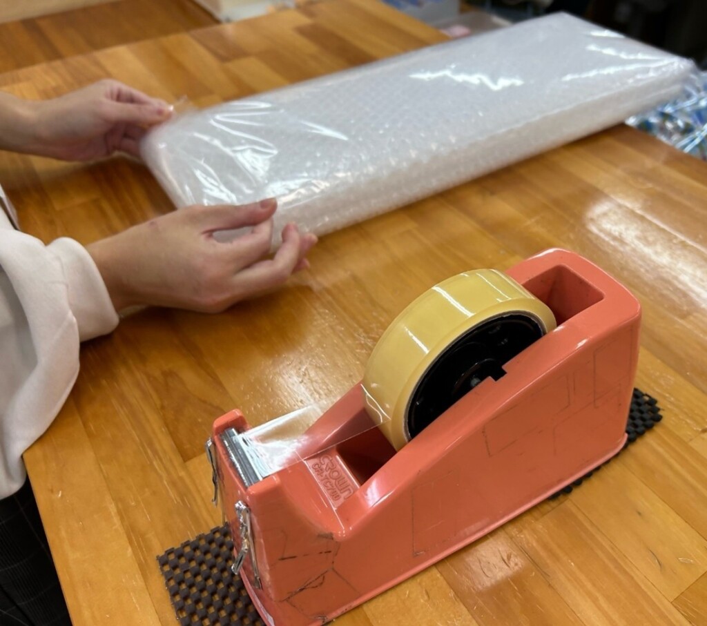 企業から受注している気泡緩衝材の袋詰め作業