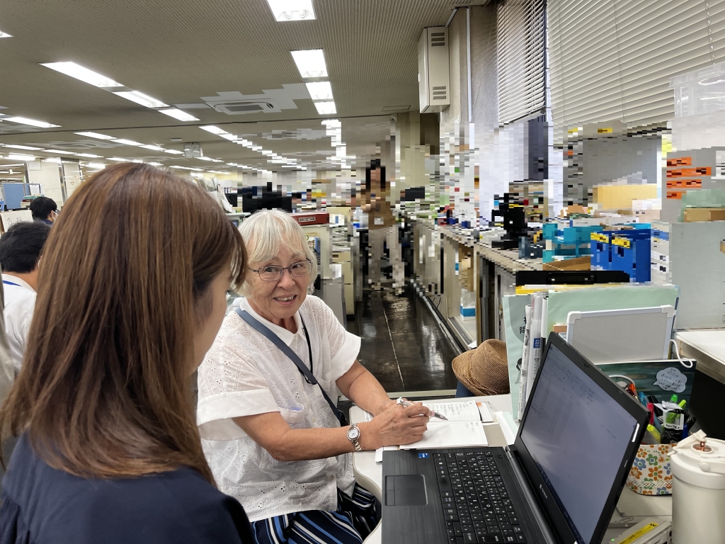 主任相談支援員として、後輩の相談支援員の相談に乗る様子