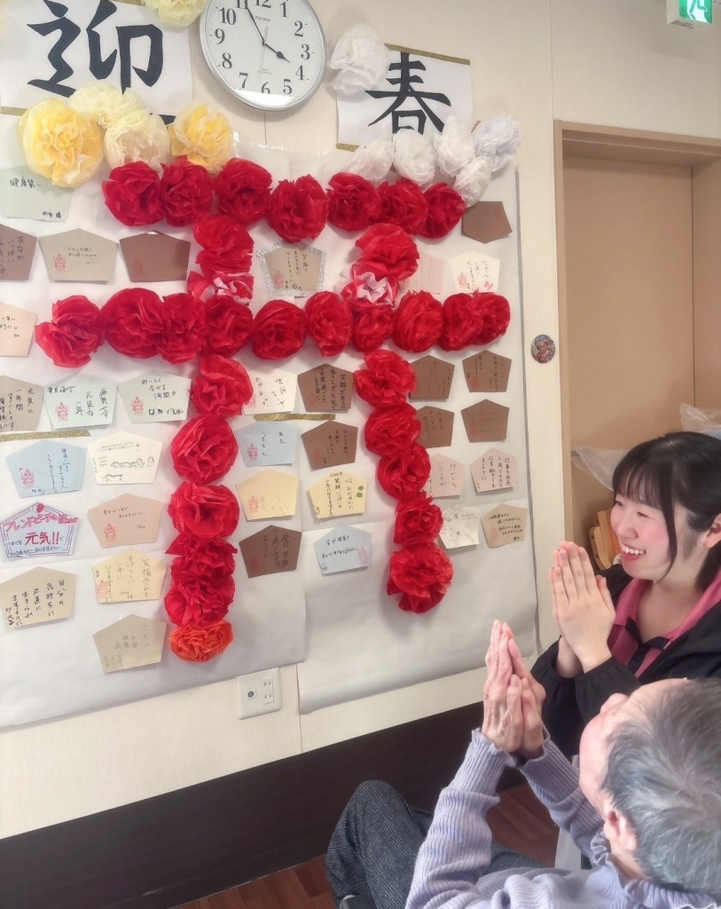 入所者さんと初詣をする今村さん