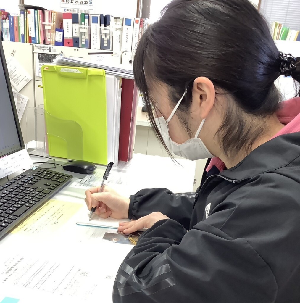 お気に入りのボールペンを使う今村さん