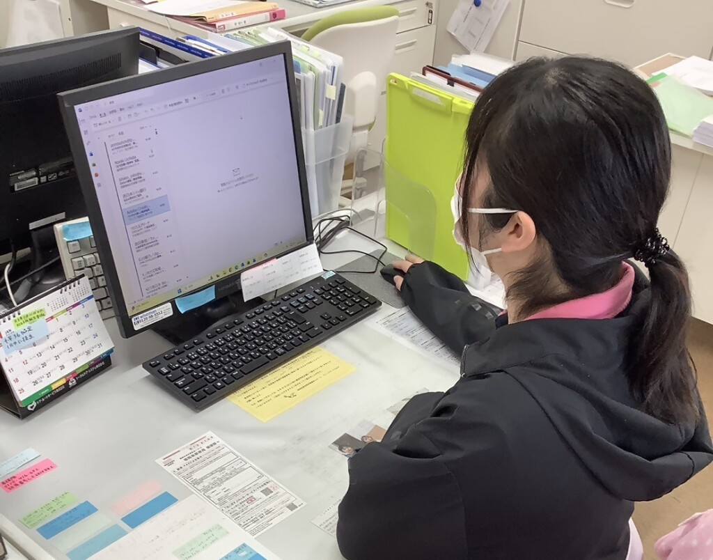 メールをチェックする今村さん