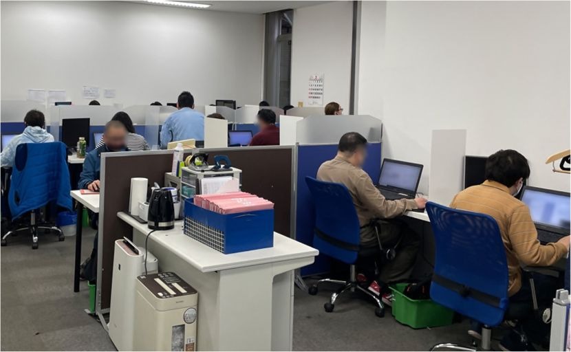 パソコンを使って仕事をする利用者の方々